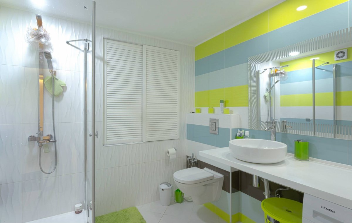 Интерьер ванной комнаты из пластика
