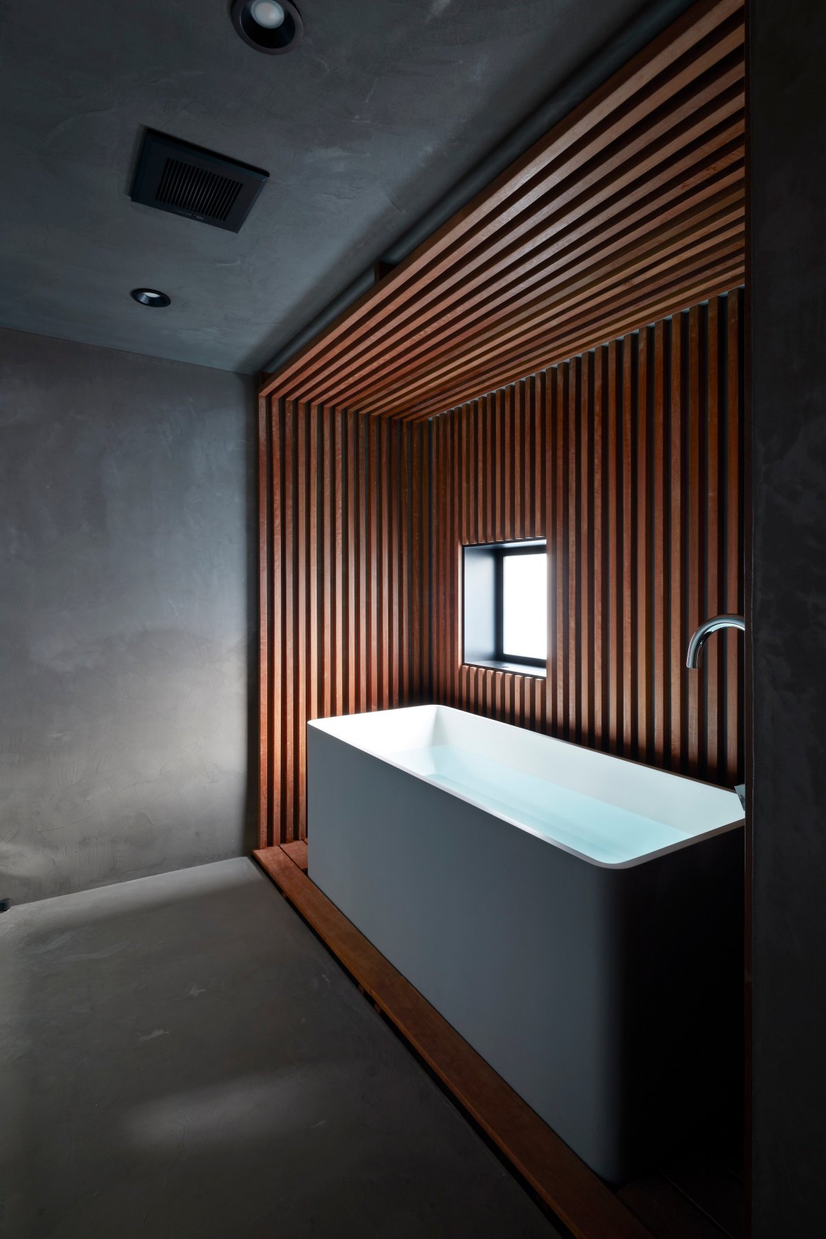 Ванная с деревянными рейками