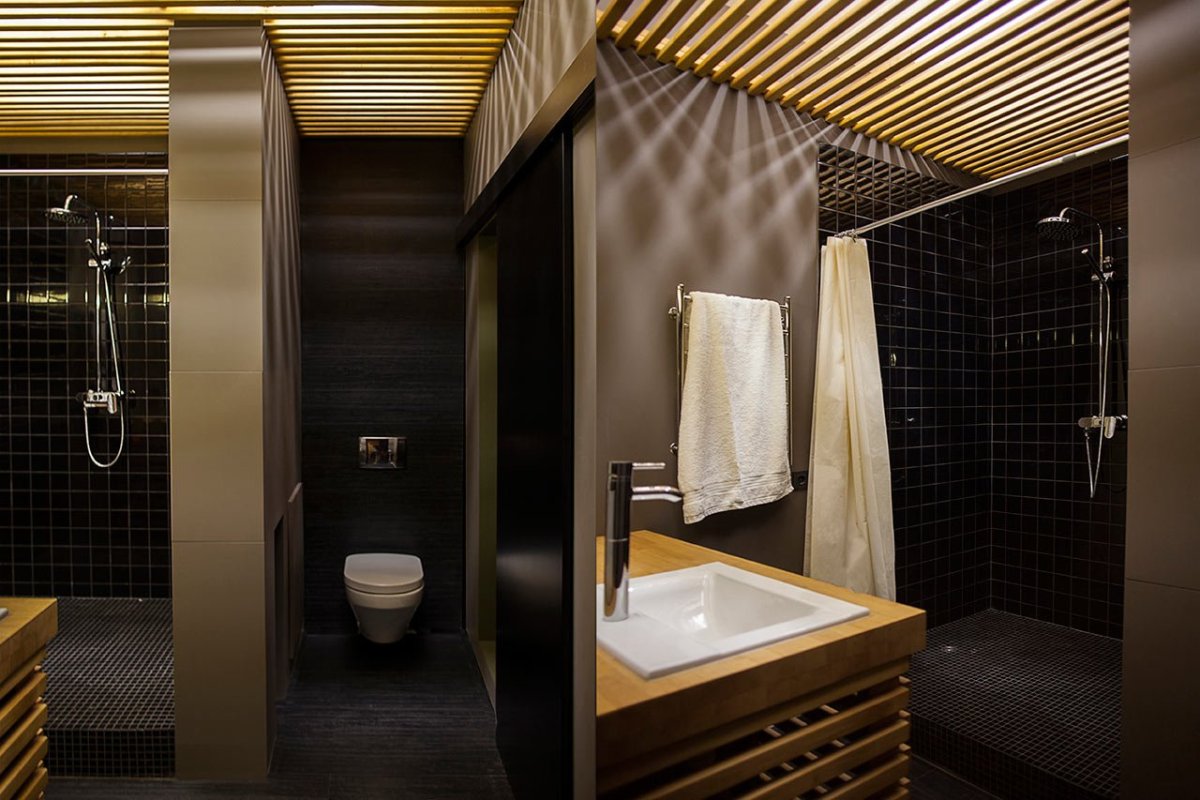 Деревянный реечный потолок в ванной