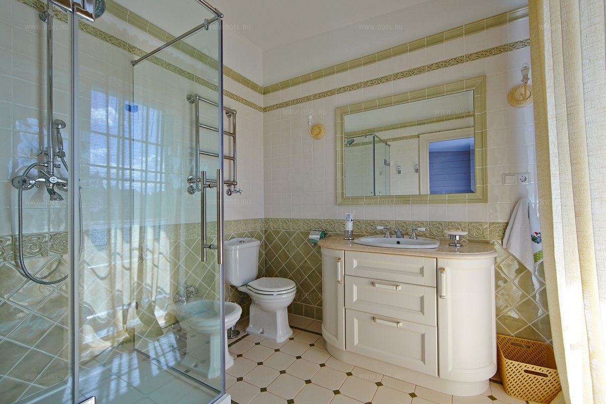 Ванная с душевой кабиной в классическом стиле