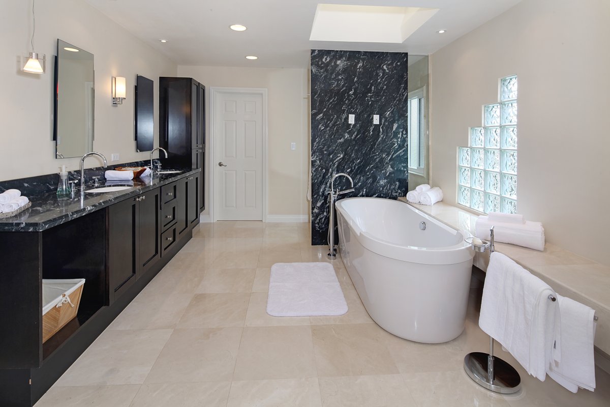 Ванная с темной плиткой