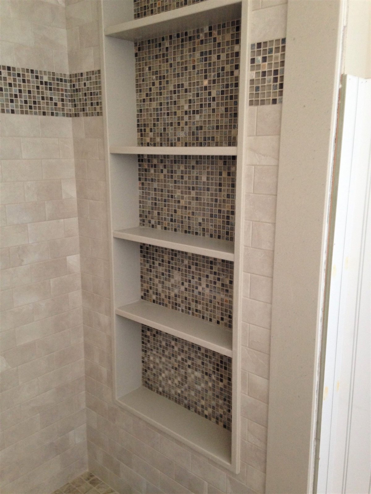 Полки в ванной из плитки