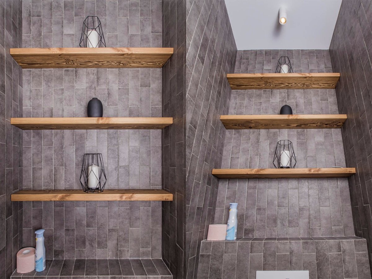 Деревянные полки в ванной