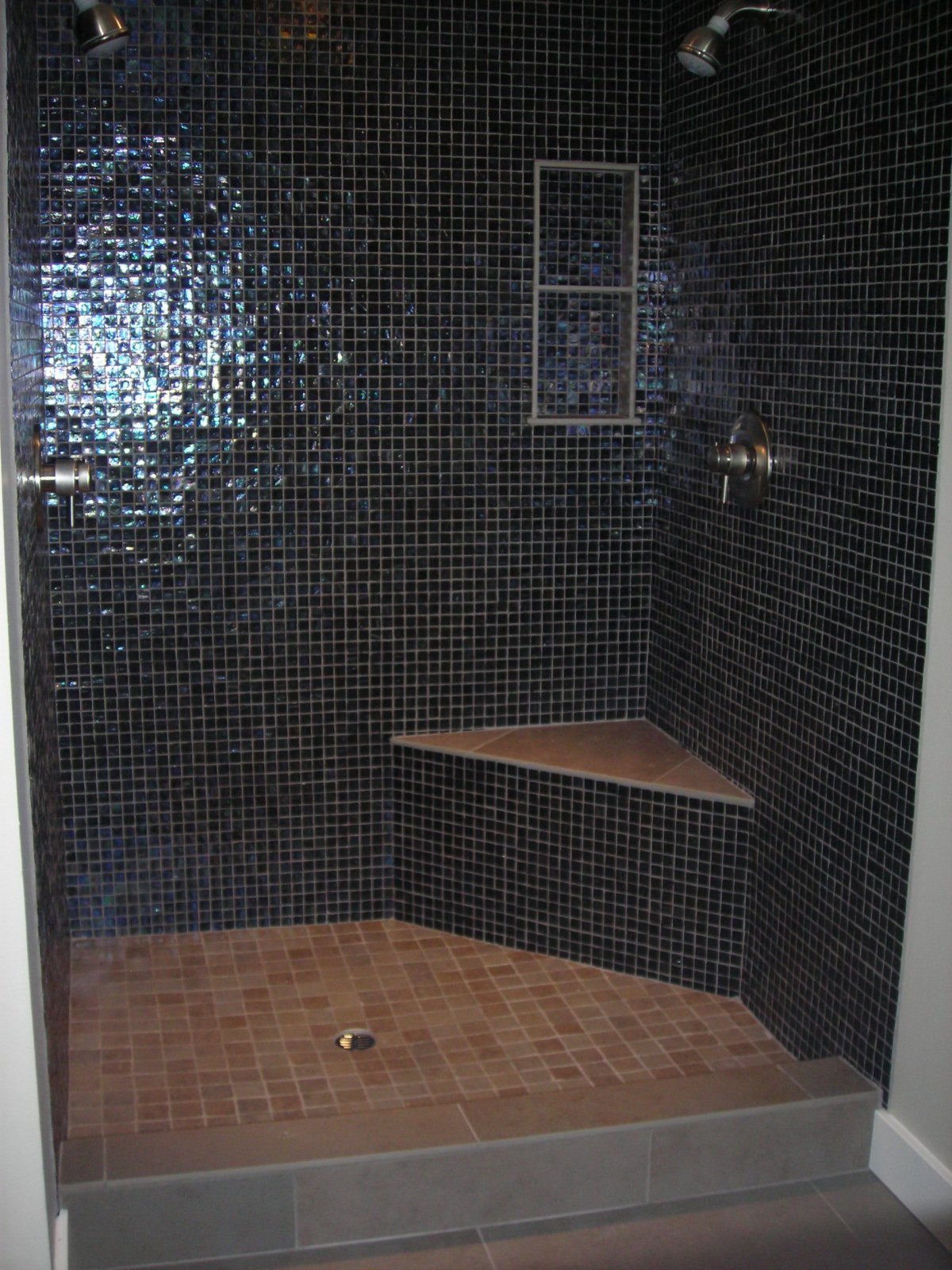 Черная душевая из мозаики