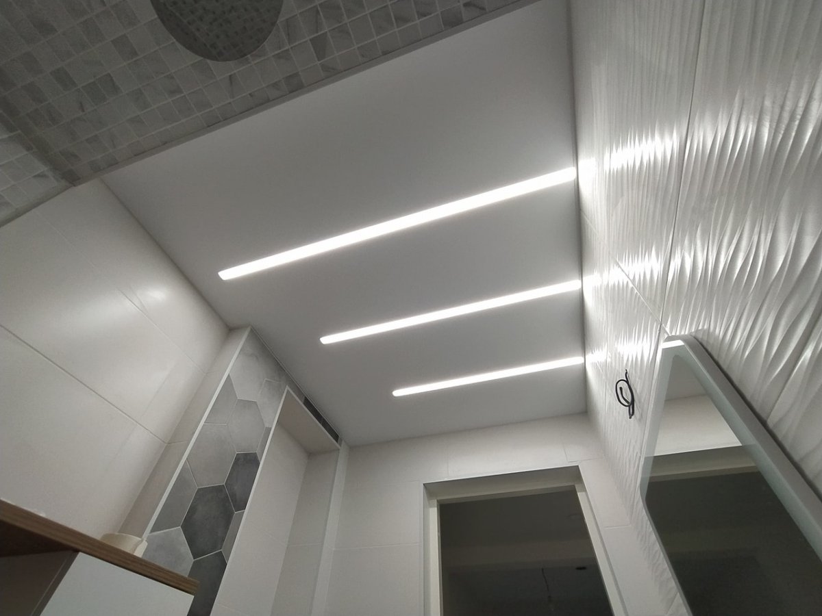 Натяжной потолок в ванной