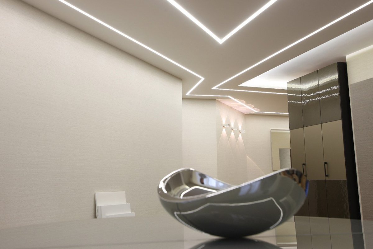 Световые линии на натяжном потолке фото