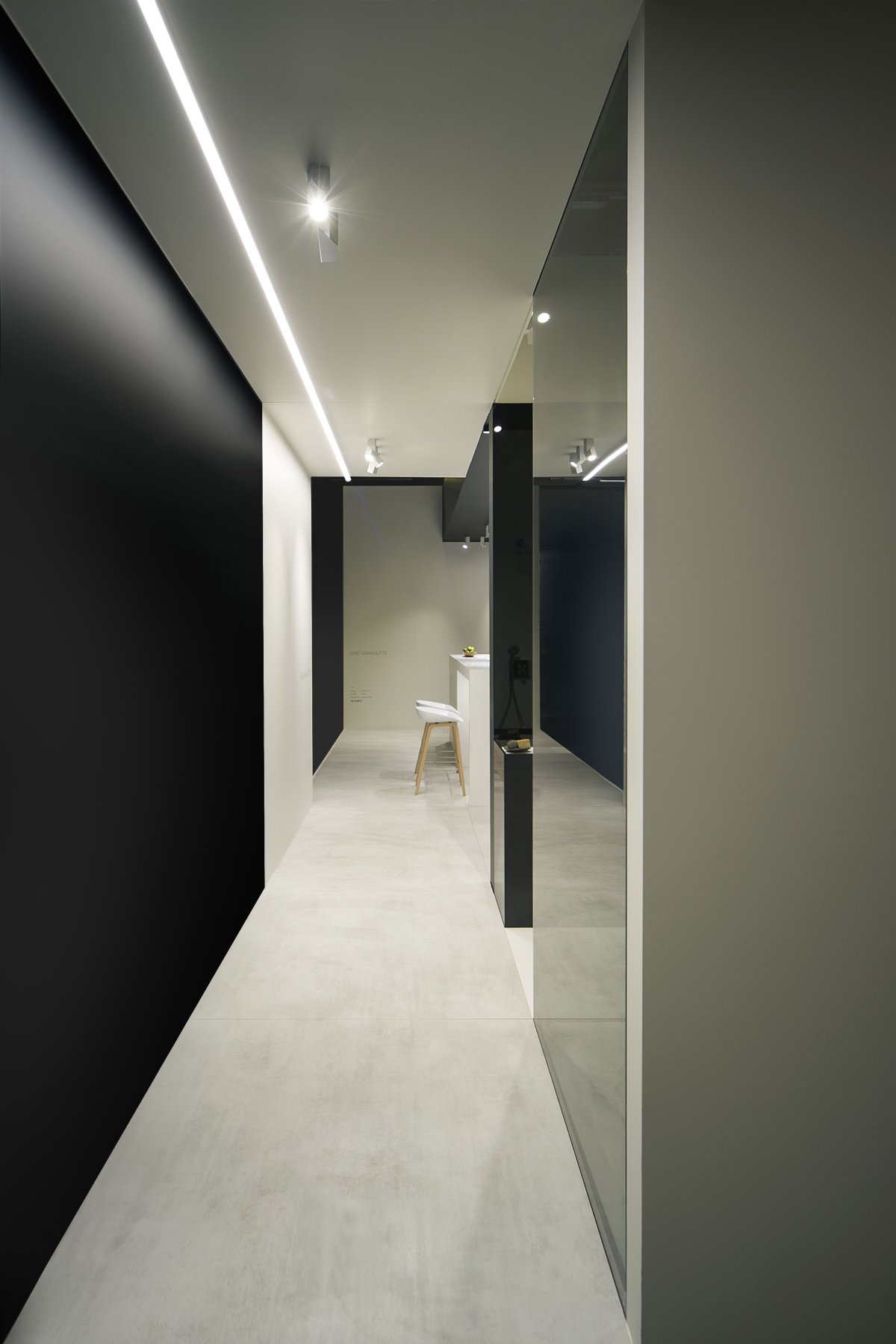 Световые линии на потолке в ванной