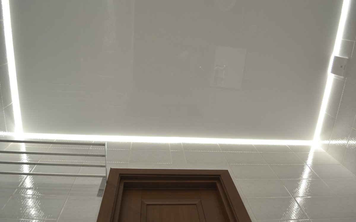 Световые линии на натяжном потолке в ванной