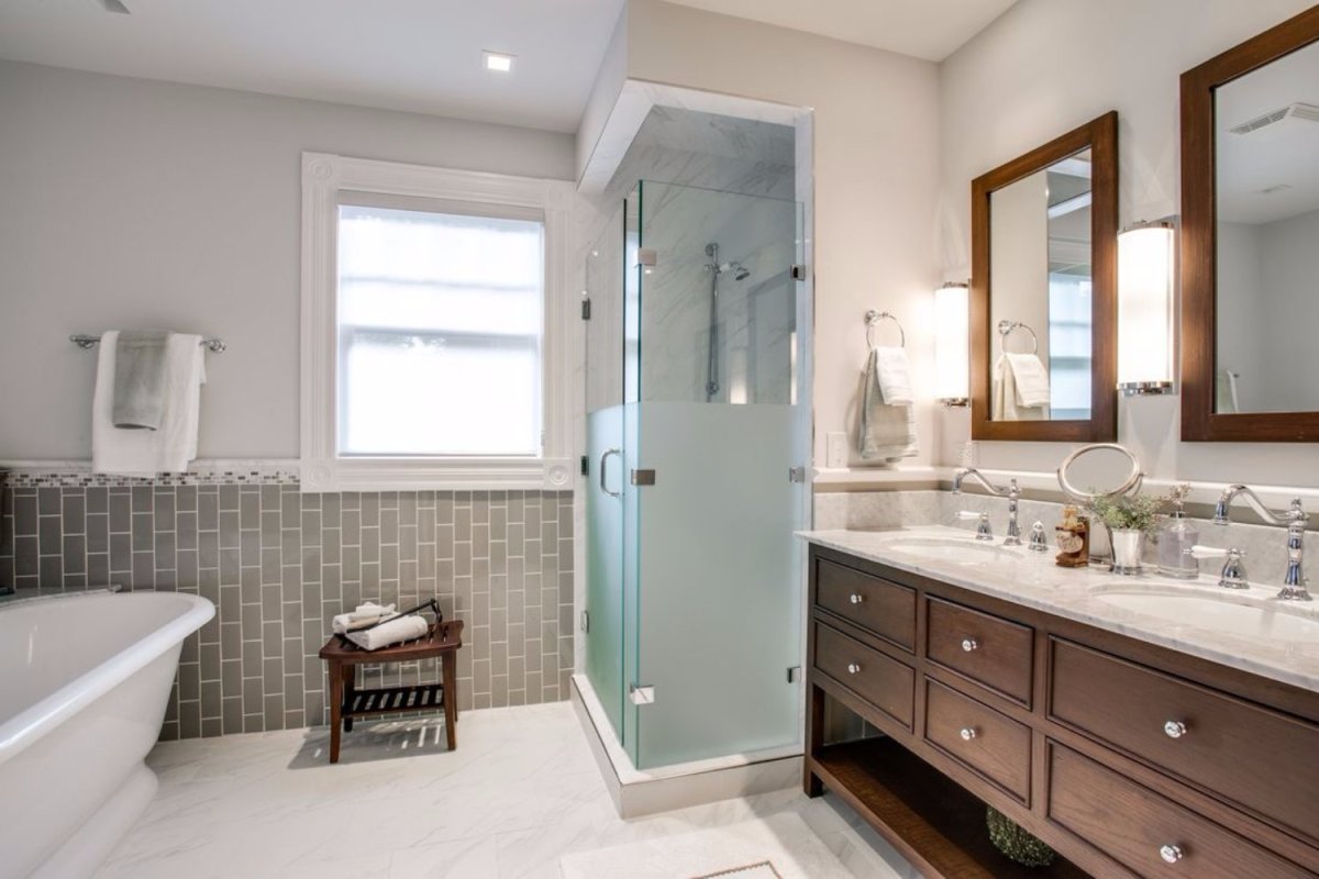 Ванная комната в частном доме с душевой