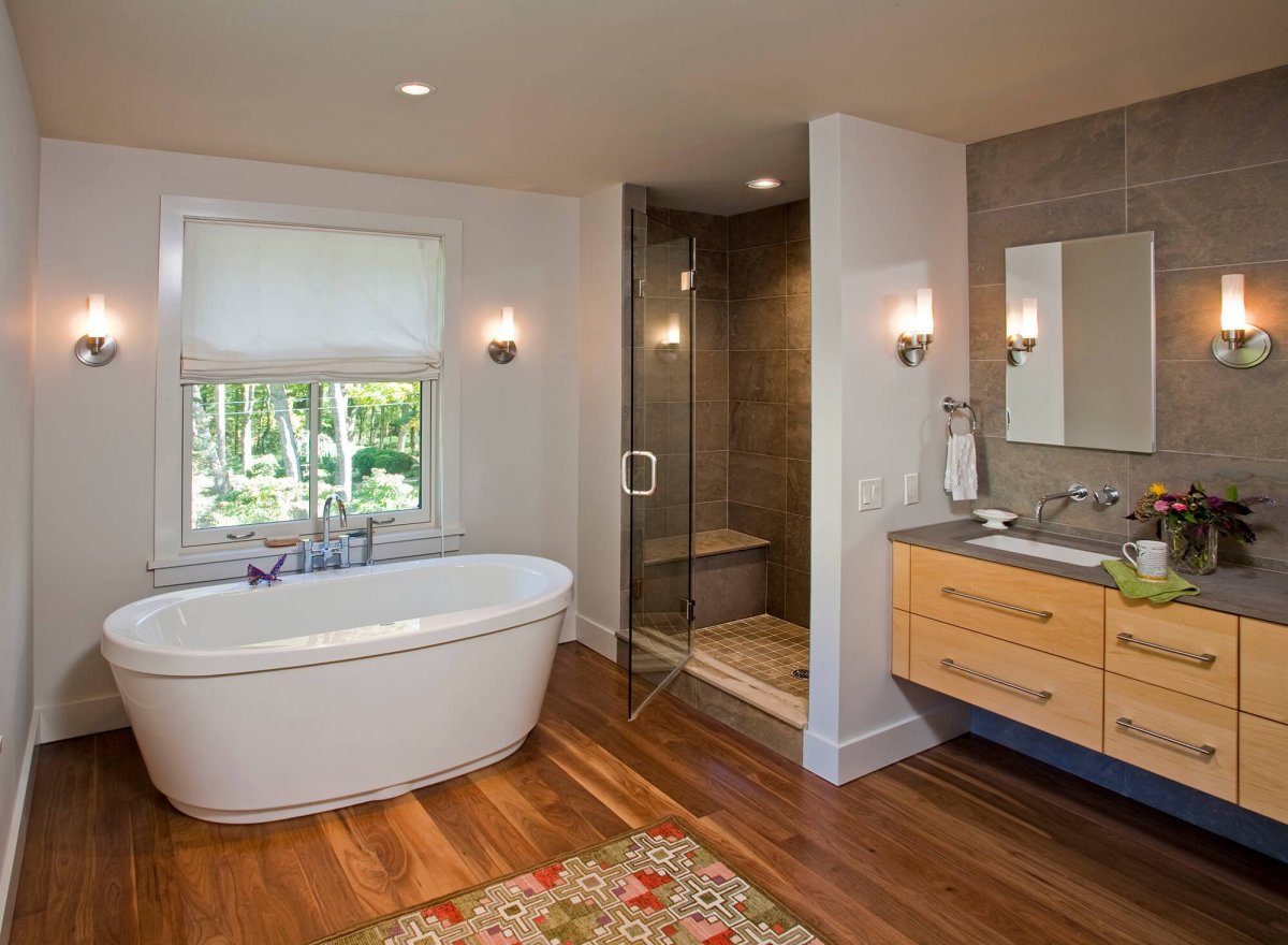 Ванная комната с душевой кабиной и ванной