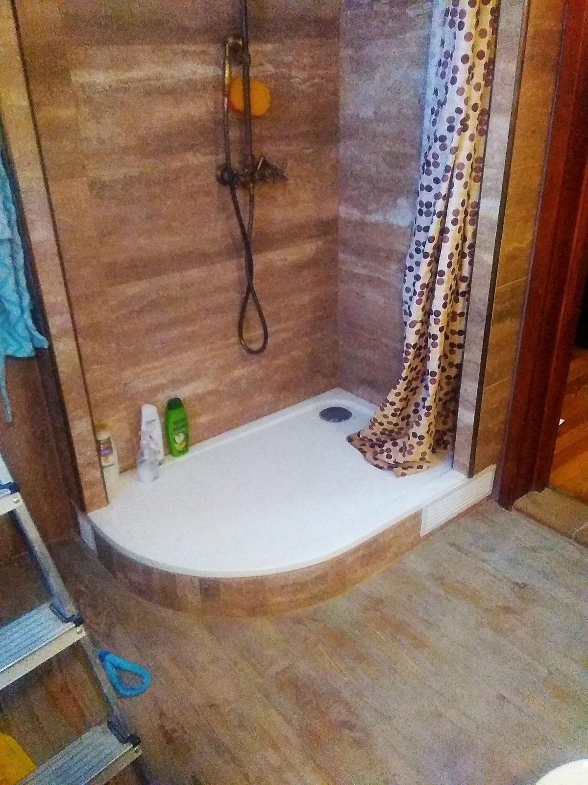 Душевая из плитки без поддона в срубе