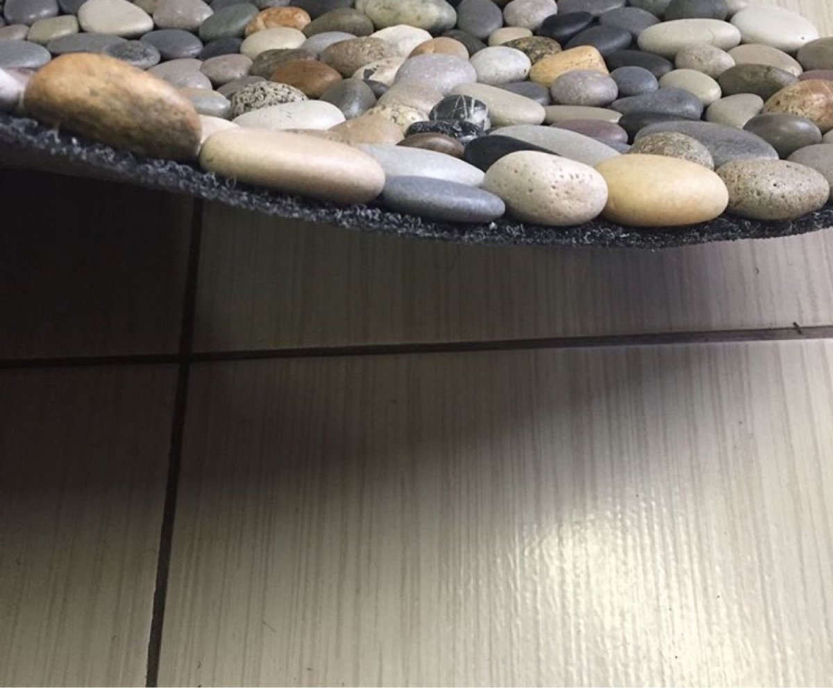 Коврик в ванную из гальки