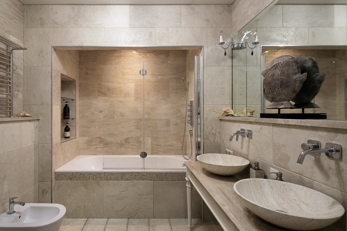 Ванная в английском стиле с травертином
