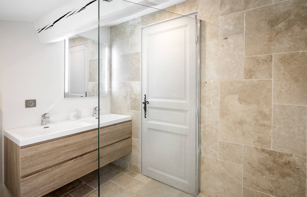 Травертин в интерьере душевой