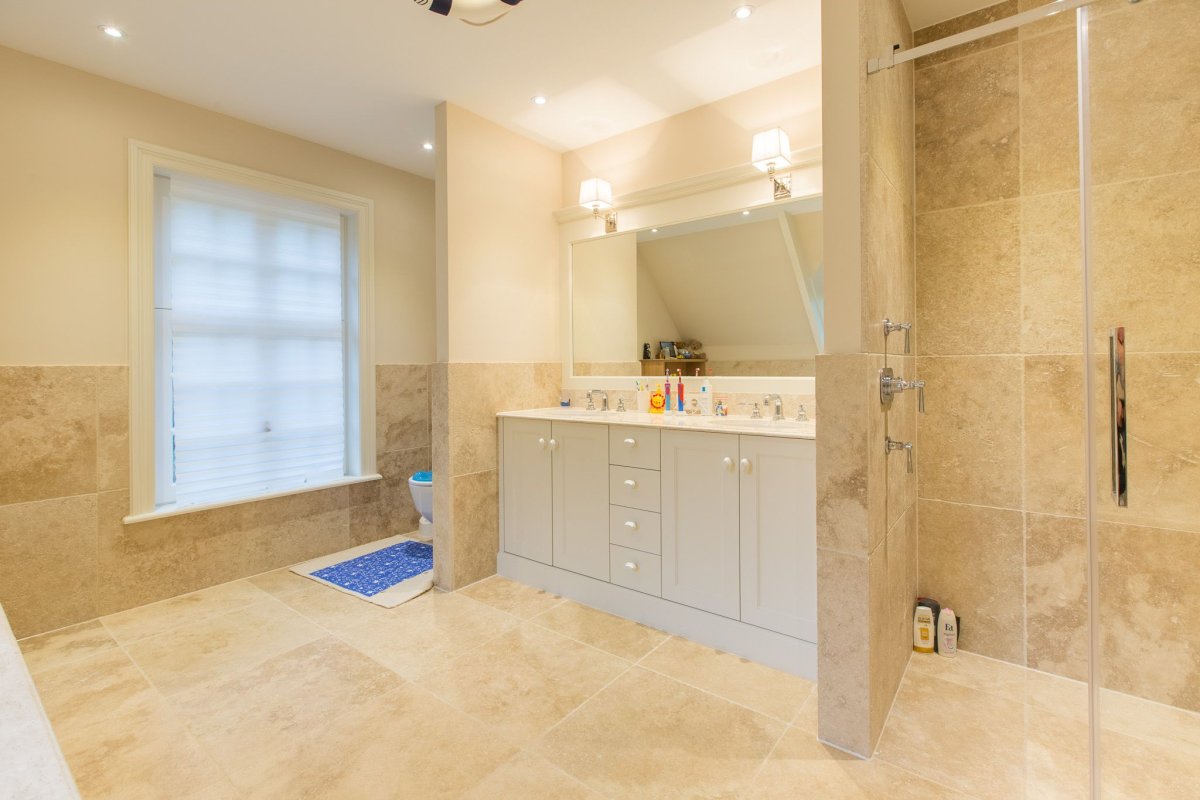 Двери травертин