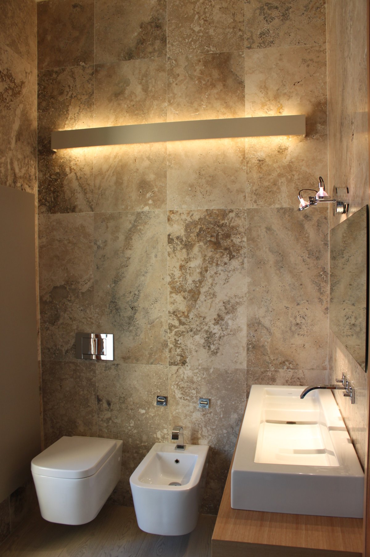 Травертин в ванной комнате