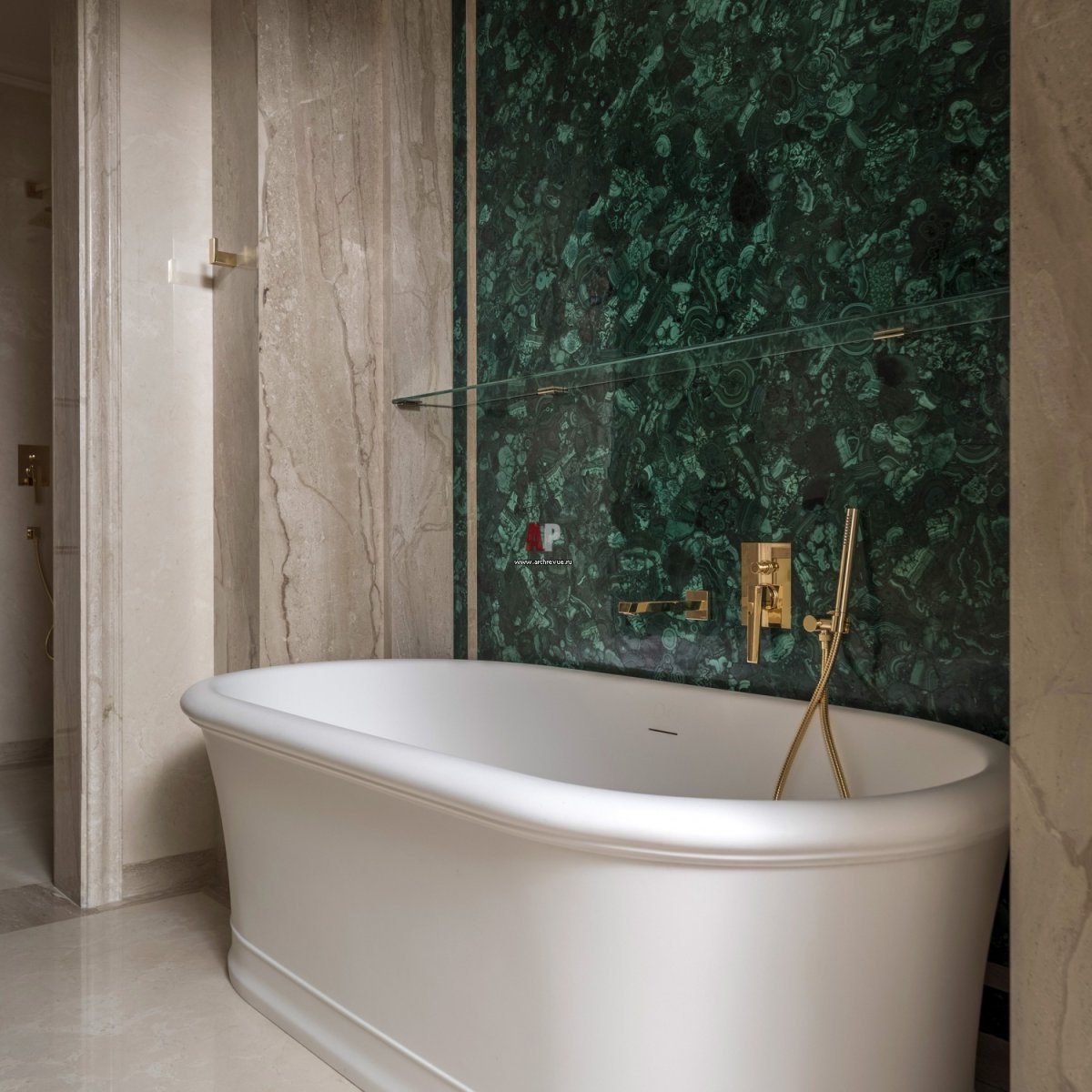 Большая ванная в классическом стиле