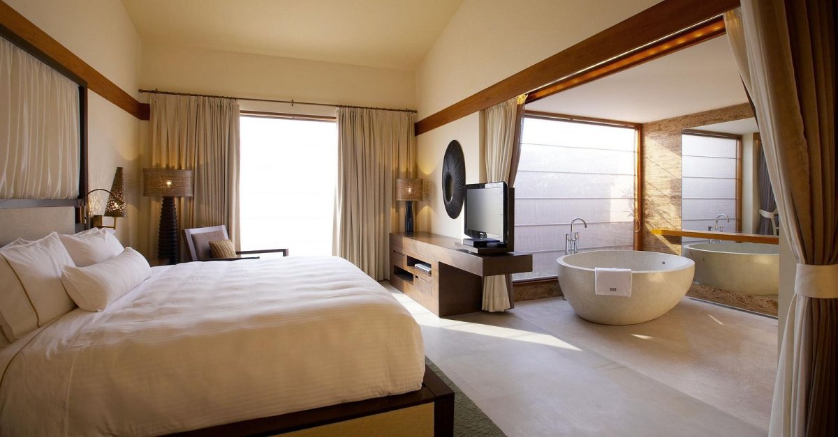 Большая комната спальня с ванной