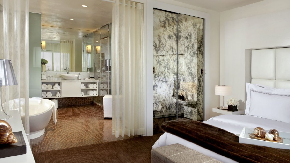 Спальня совмещенная с ванной комнатой