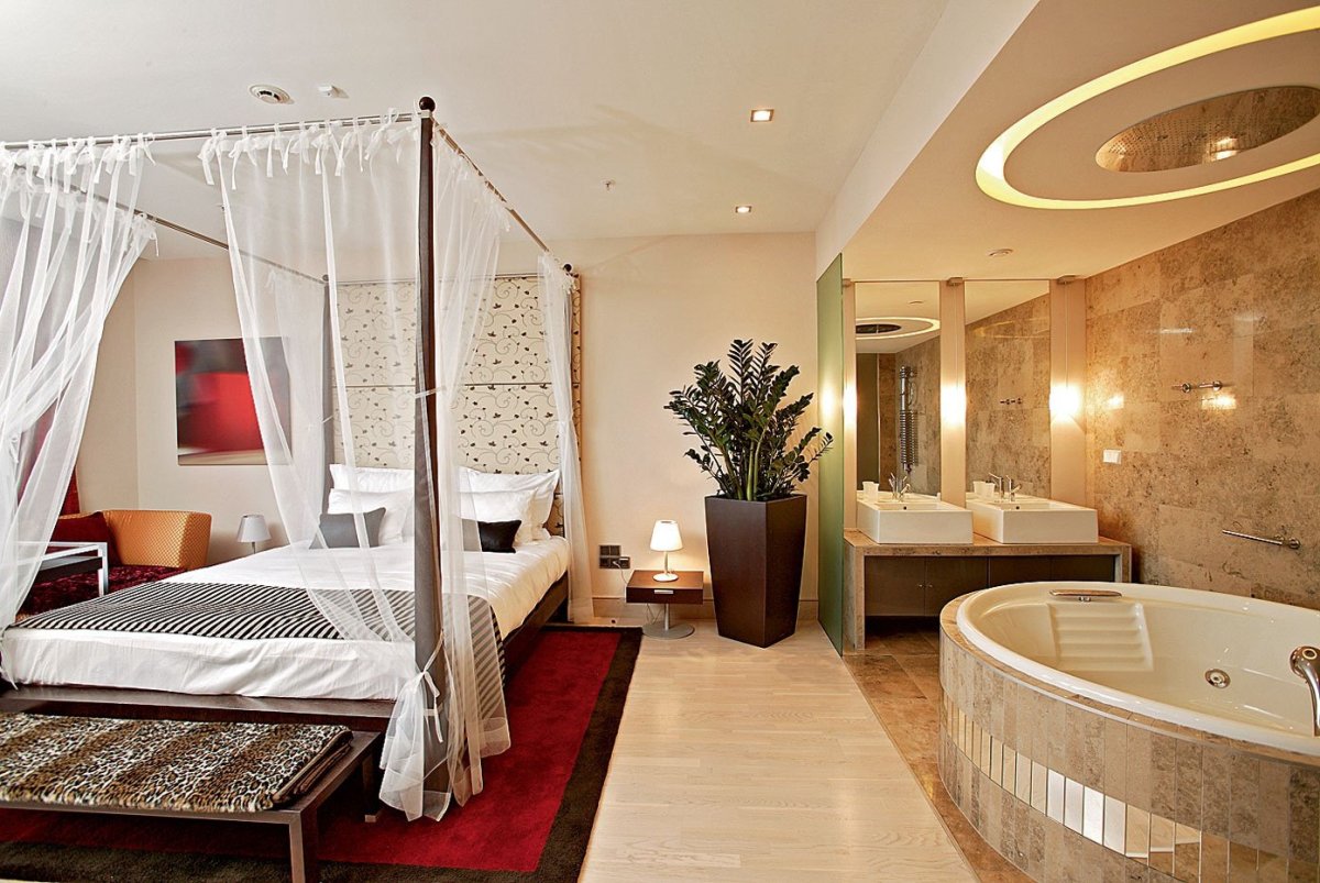 Спальня с ванной комнатой