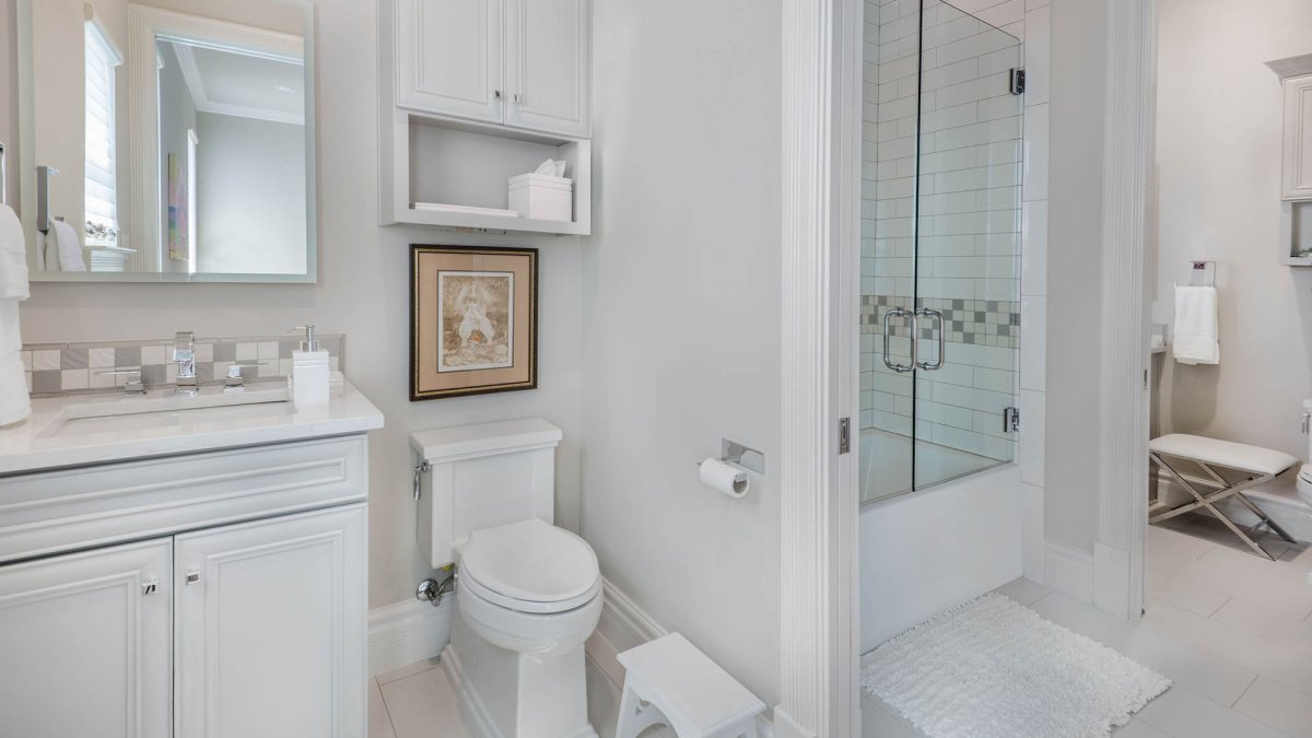 Санузел с душевой перегородкой