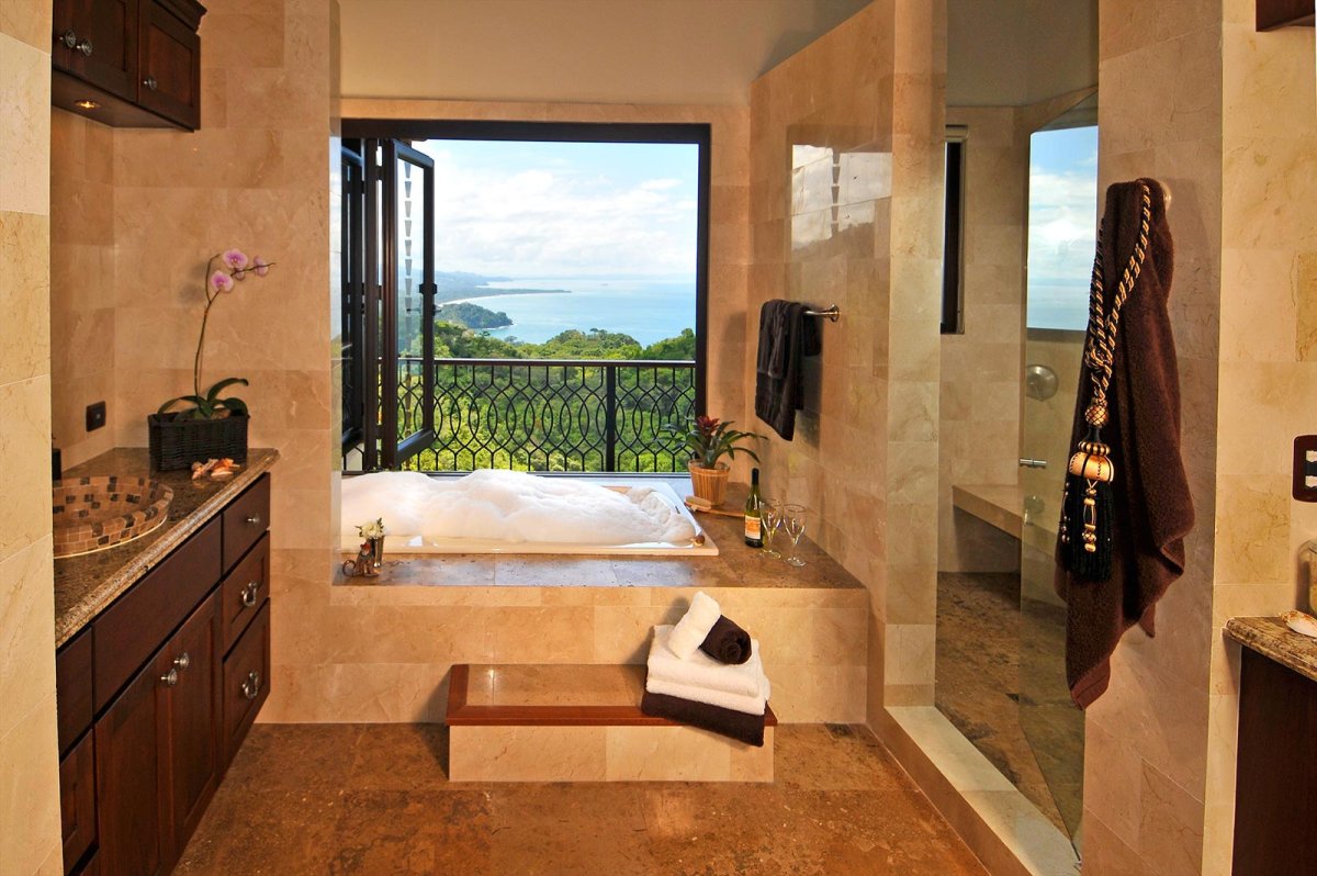 Ванная комната в стиле Бали в доме