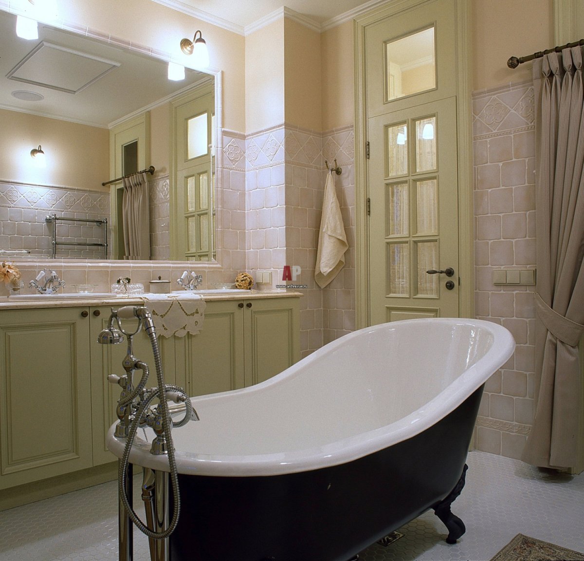 Большая светлая ванная комната