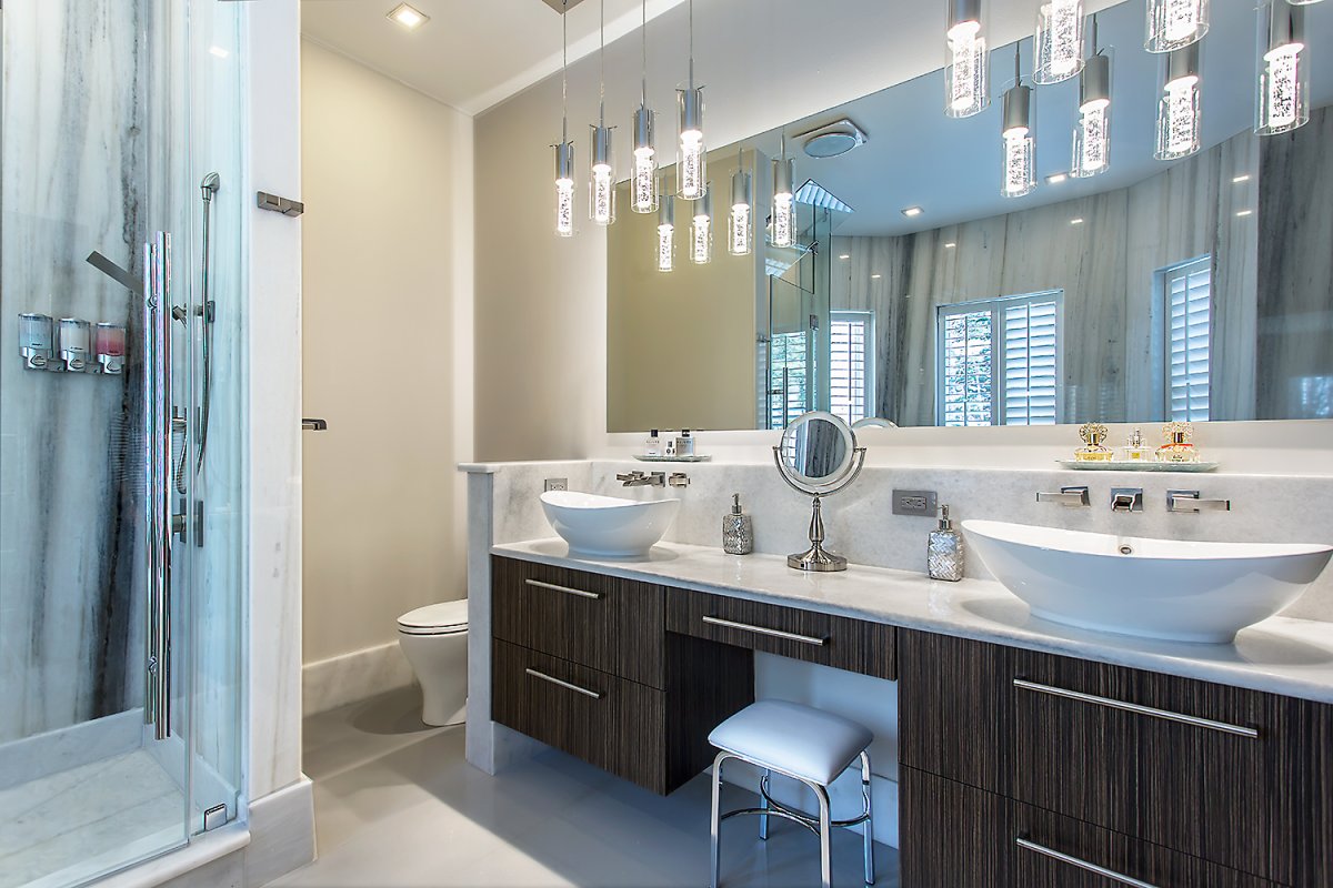 Голубой и коричневый в ванной