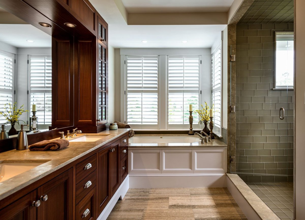 Ванная комната с окном