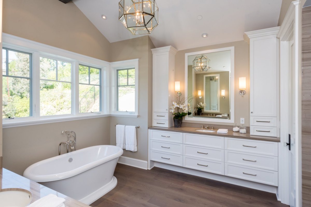 Ванная с окном в классическом стиле