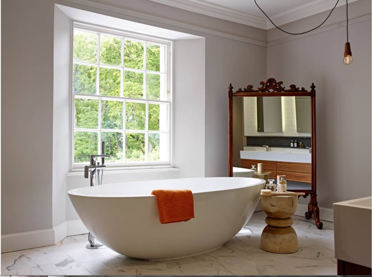 Ванная комната с окном в частном доме