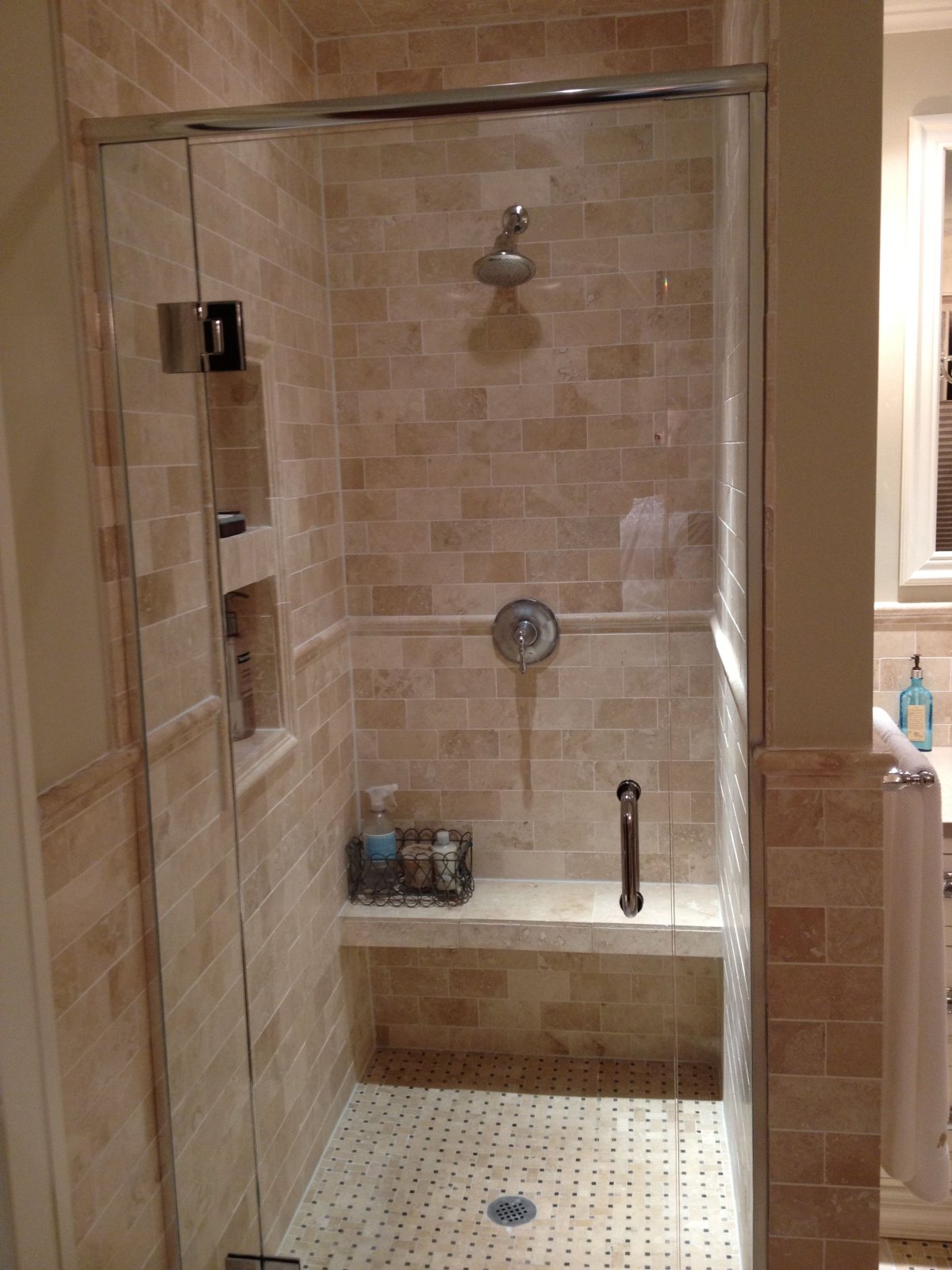 Душевая со стенкой из кафеля