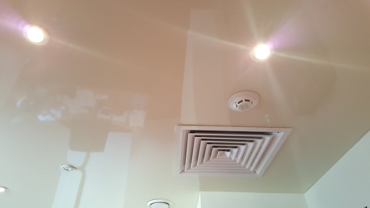 Коричневый натяжной потолок