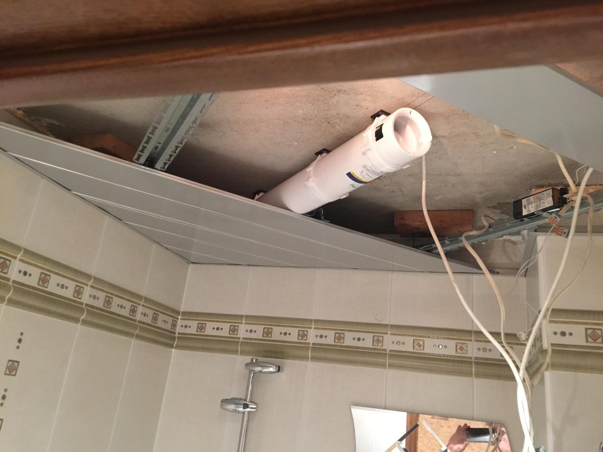 Матовый натяжной потолок в ванной