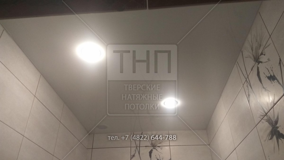 Потолок в туалете в кафе