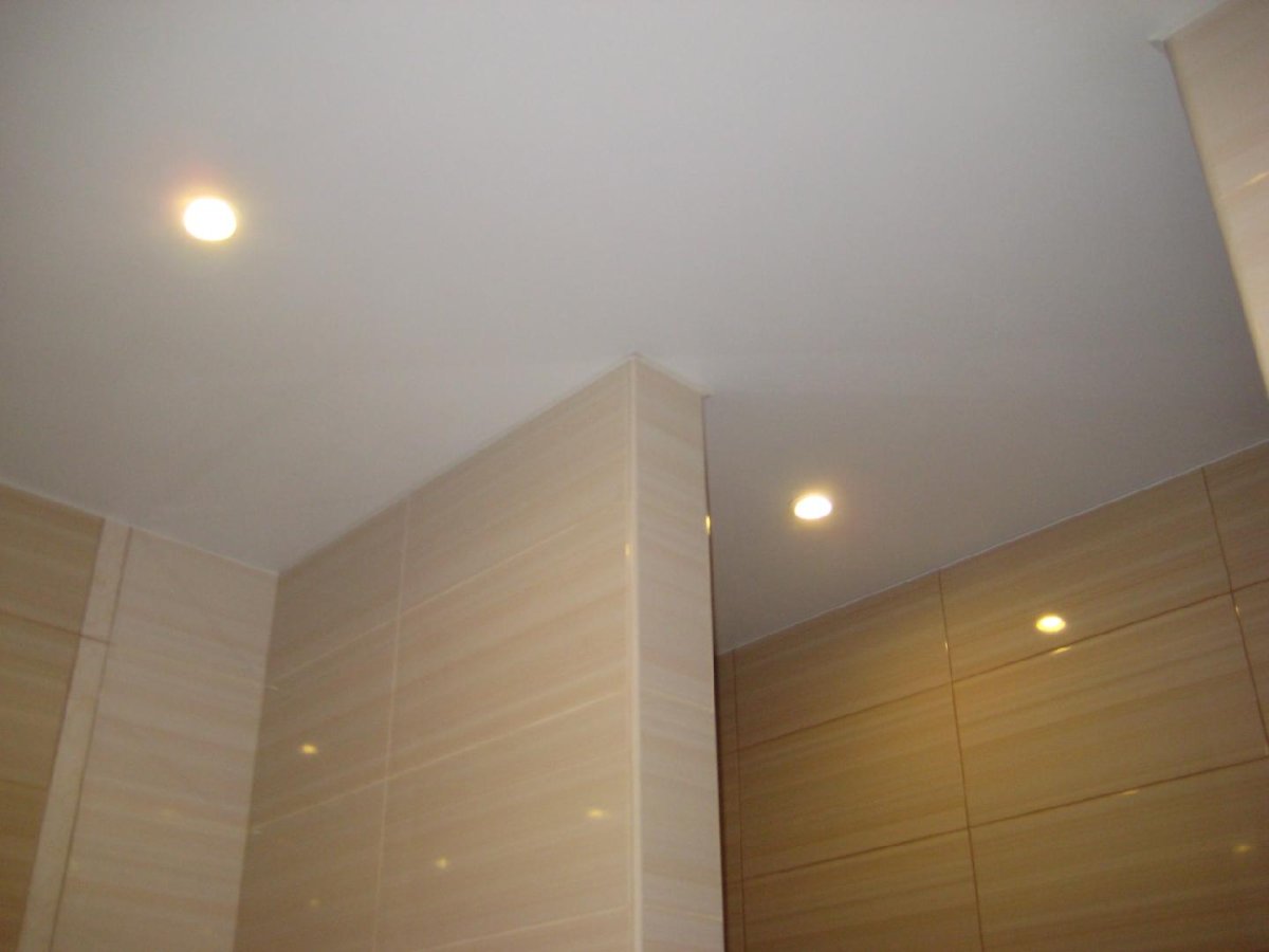 Вытяжка в натяжном потолке в туалете