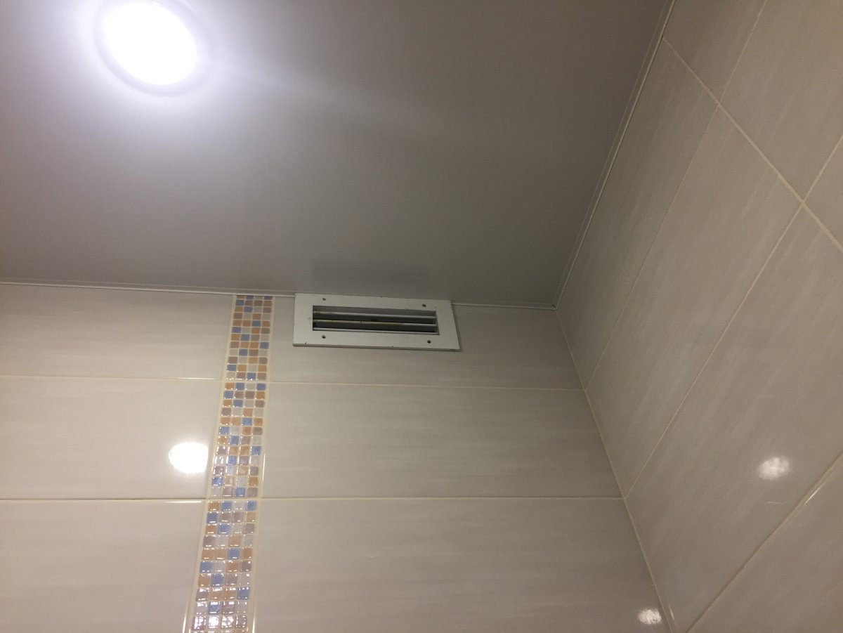 Вытяжка на потолке в туалете