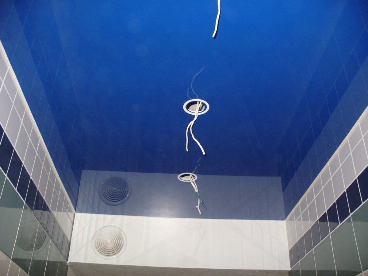 Голубой потолок в ванной