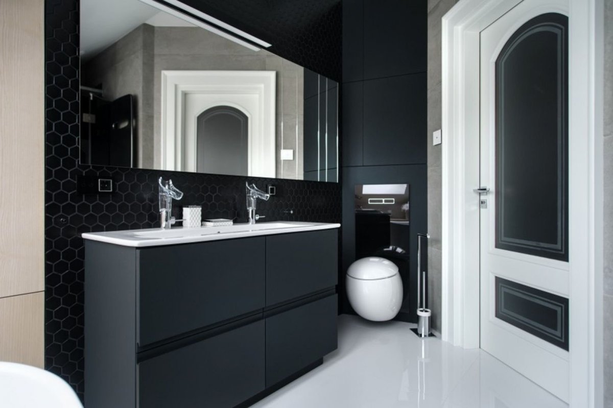 Интерьер ванной комнаты в черно-белом цвете