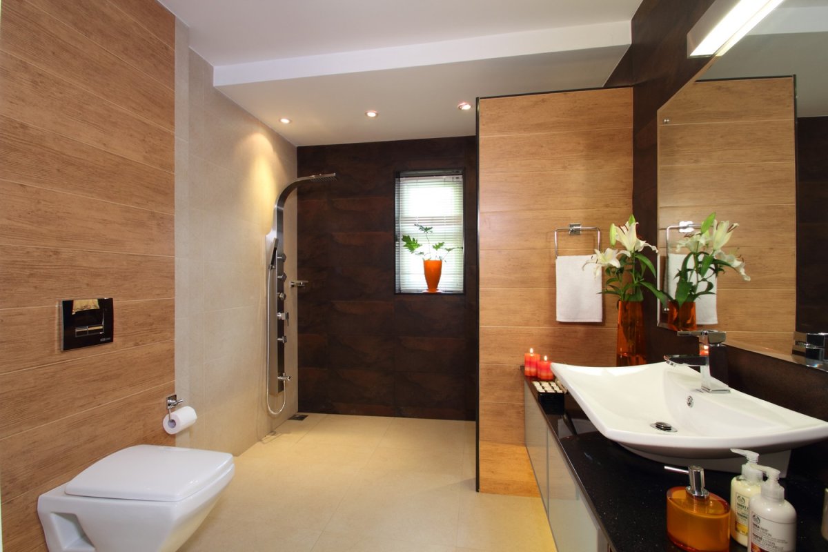 Маленькая ванная комната с душевой кабиной