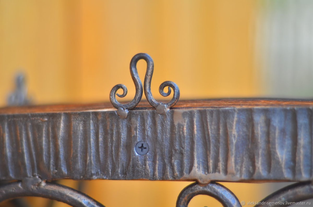 Кованые угловые этажерки