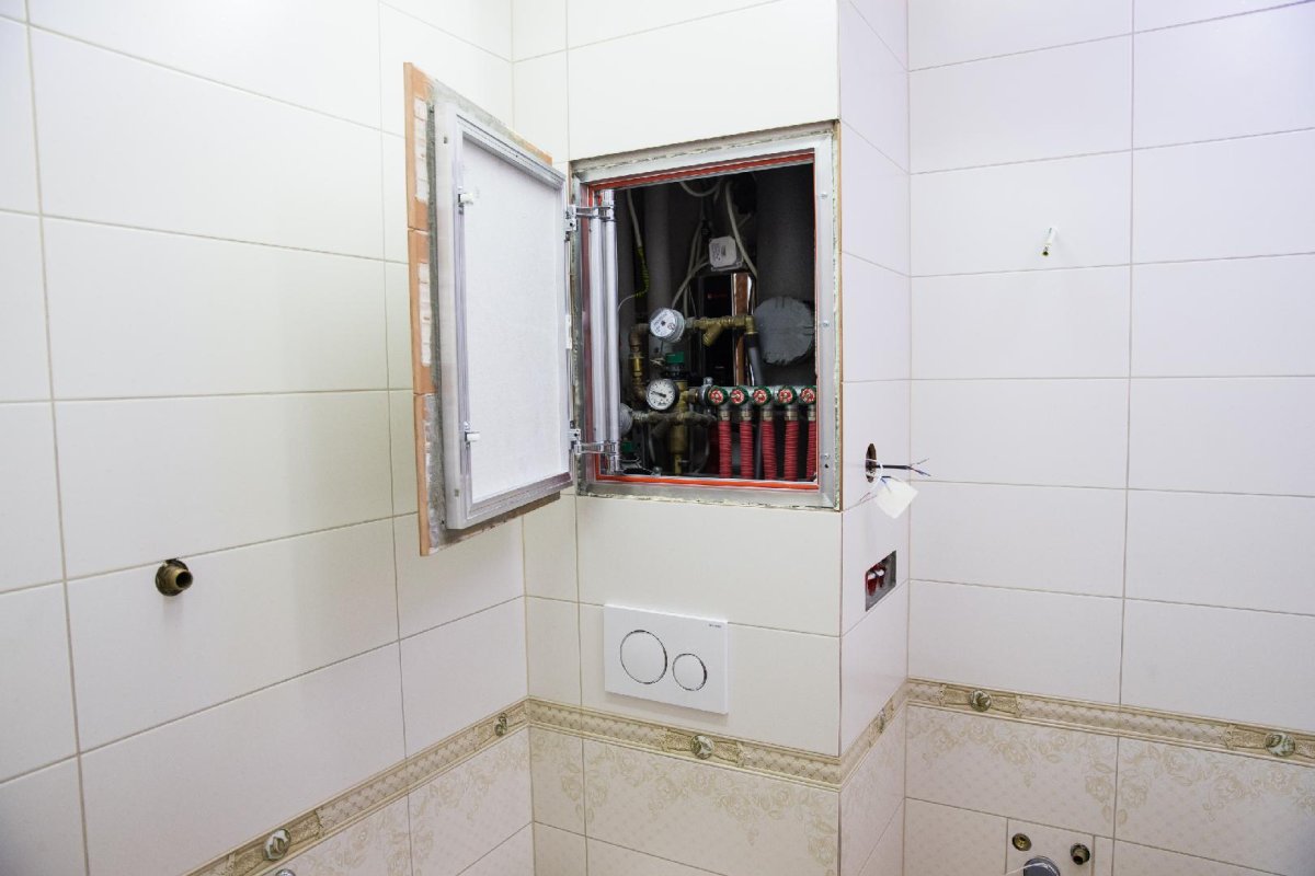 Ревизионный люк в туалете 100х80