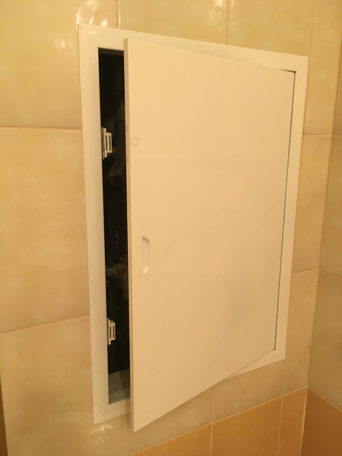 Пластиковый люк для ванной