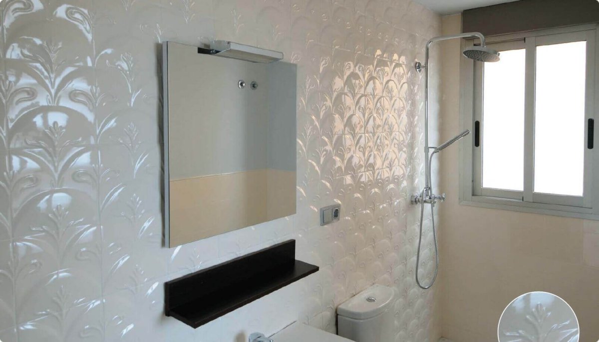 Плитка для ванной белая с вензелями