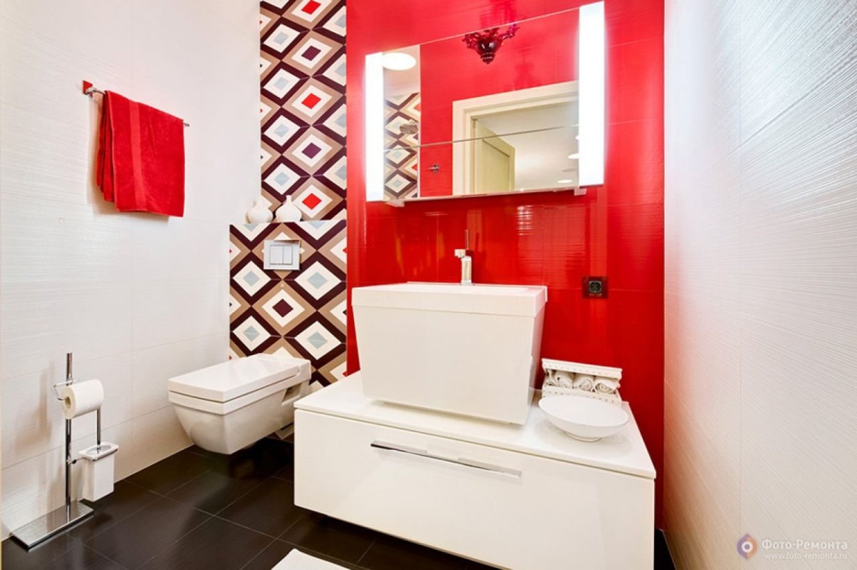 Ванная комната с яркими акцентами