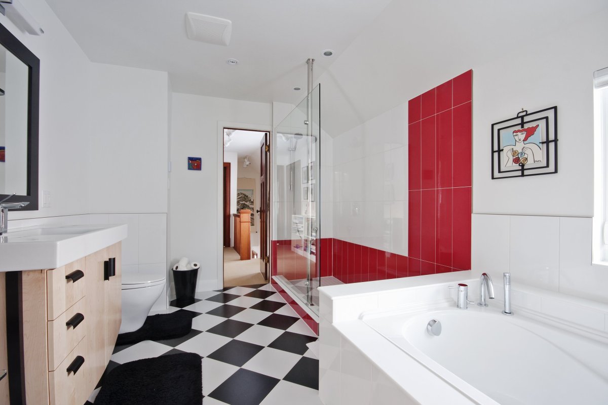 Красно белая ванная интерьер