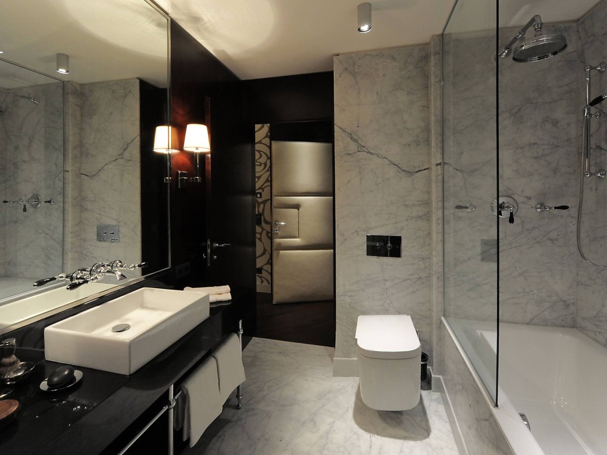 Интерьер ванной комнаты в отеле