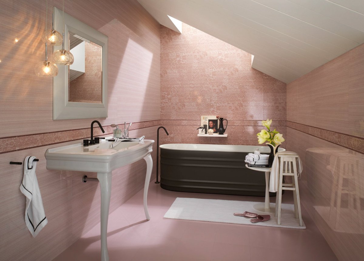 Ванная комната с розовым полом и серыми стенами