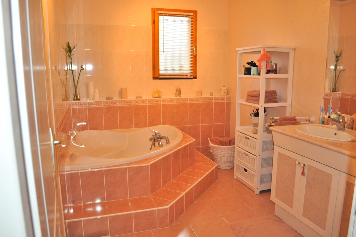 Облицовка угловыми плитами в ванной