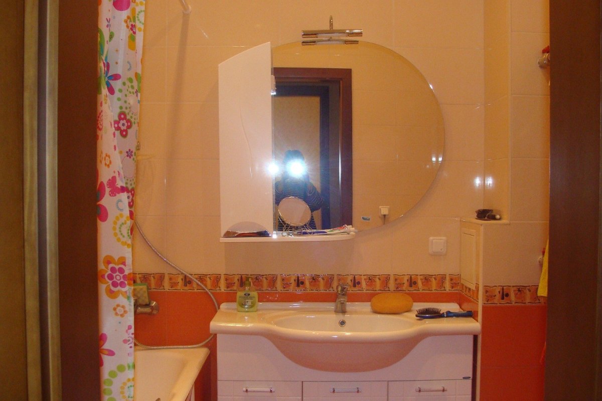 Ванна в хрущевке в персиковых тонах